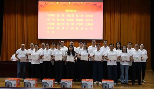 躬耕教坛育桃李 表彰先进启新程——定远中学举行2024-2025学年教师节表彰大会(图2)