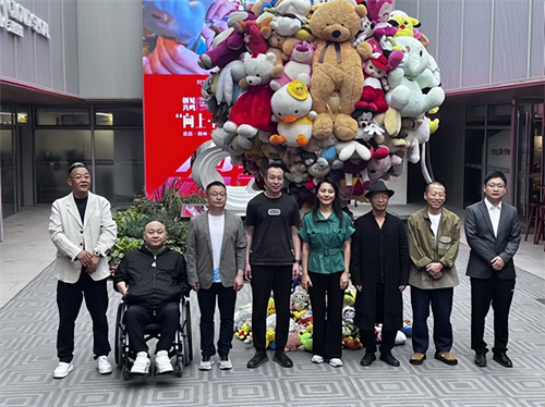 向上·向上雕塑展宋庄启幕 吴梁焰“红领少年”解码符号与生命力量(图1)