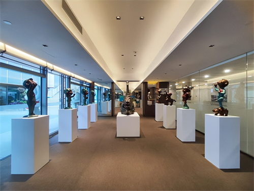 向上·向上雕塑展宋庄启幕 吴梁焰“红领少年”解码符号与生命力量(图3)