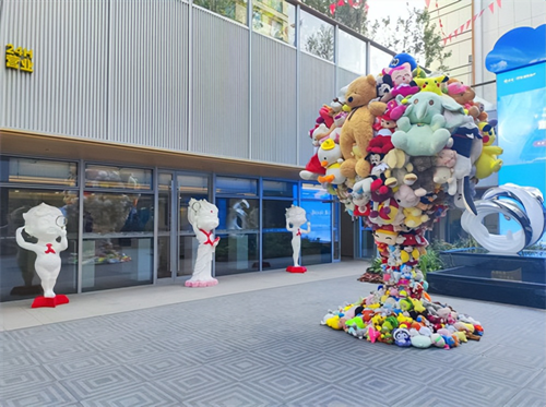 向上·向上雕塑展宋庄启幕 吴梁焰“红领少年”解码符号与生命力量(图4)