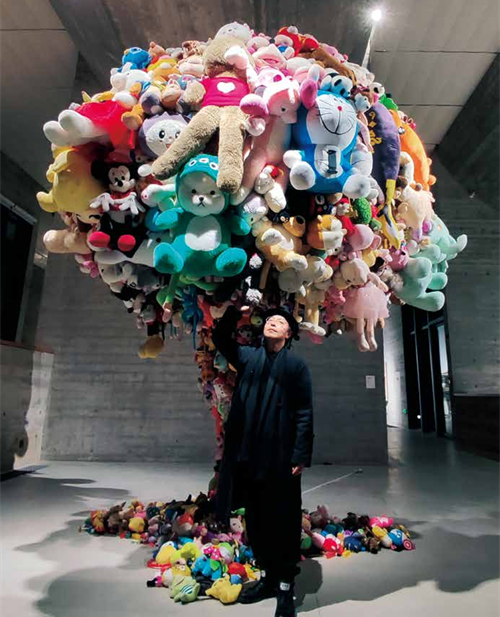 向上·向上雕塑展宋庄启幕 吴梁焰“红领少年”解码符号与生命力量(图6)