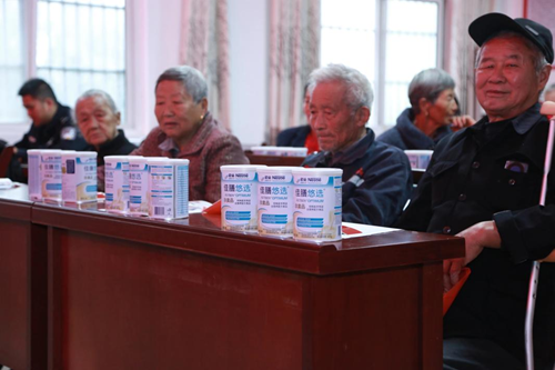 驻村工作队联动公益力量  90 罐爱心奶粉情暖双桠村老人(图3)