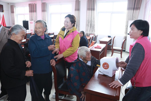 驻村工作队联动公益力量  90 罐爱心奶粉情暖双桠村老人(图4)