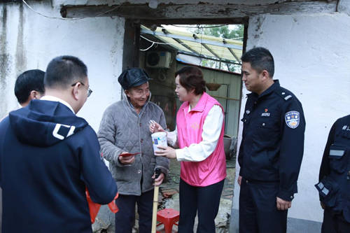 驻村工作队联动公益力量  90 罐爱心奶粉情暖双桠村老人(图6)