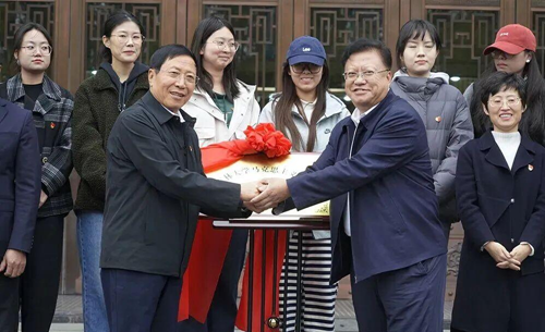 “吉林大学马克思主义学院基层党建调研实践基地”揭牌仪式在白山方大集团吉林省酒文化博物馆举行(图2)