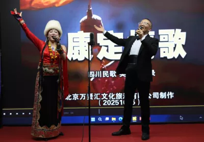 “情歌大叔”李笑天中国民歌演唱会在京举行(图6) “情歌大叔”李笑天中国民歌演唱会在京举行(图6)