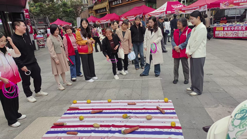 睦邻相伴情暖重阳，清风廉意沁润民心--湘民社区成功举办重阳节主题活动暨城市美育节公益市集(图1)