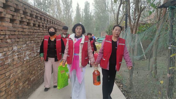 小张庄举办“爱在夕阳、新风传扬”文艺汇演，谱写乡风文明新篇章(图1)