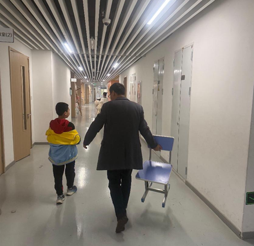 一位校长的弯腰，藏着师者最本真的模样(图2)