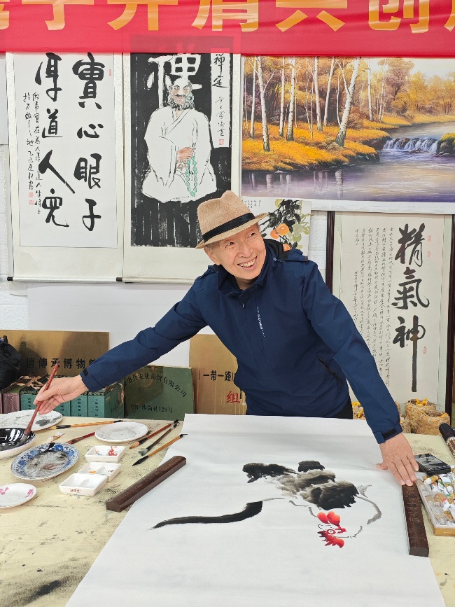 陈香梅世界艺术家协会书画笔会在京举行 17位名家挥毫共绘艺术盛宴     2025年10月8日上午10时，由陈香梅世界艺术家协会主办的“书画艺术交流笔会”在北京盛合体育中心圆满举行。来自全国各地的17(图3)