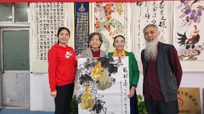 陈香梅世界艺术家协会书画笔会在京举行 17位名家挥毫共绘艺术盛宴     2025年10月8日上午10时，由陈香梅世界艺术家协会主办的“书画艺术交流笔会”在北京盛合体育中心圆满举行。来自全国各地的17(图7)