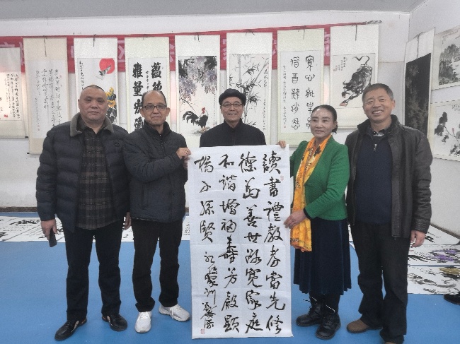 陈香梅世界艺术家协会书画笔会在京举行 17位名家挥毫共绘艺术盛宴     2025年10月8日上午10时，由陈香梅世界艺术家协会主办的“书画艺术交流笔会”在北京盛合体育中心圆满举行。来自全国各地的17(图10)