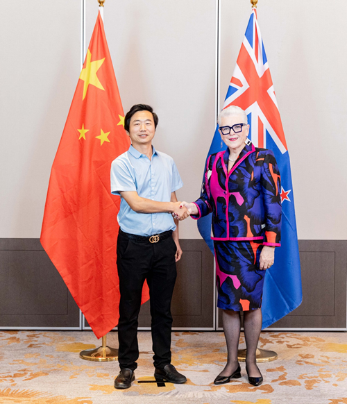 中国丝路福船国际文化艺术研究院执行院长王泓君会见新西兰前总理珍妮·希普利(图1)