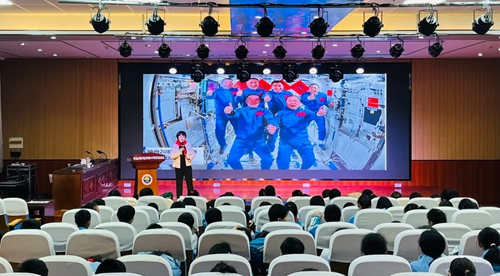 绝对顶流！航空航天专家周武教授新华区开讲，点燃青少年科学梦想(图2)
